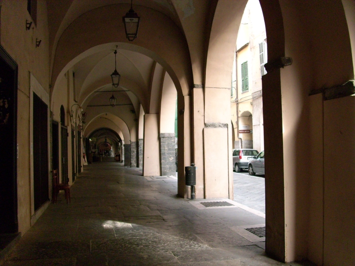 Pieve di Teco (IM), scorcio dei portici del centro storico - Fonte: Wikipedia